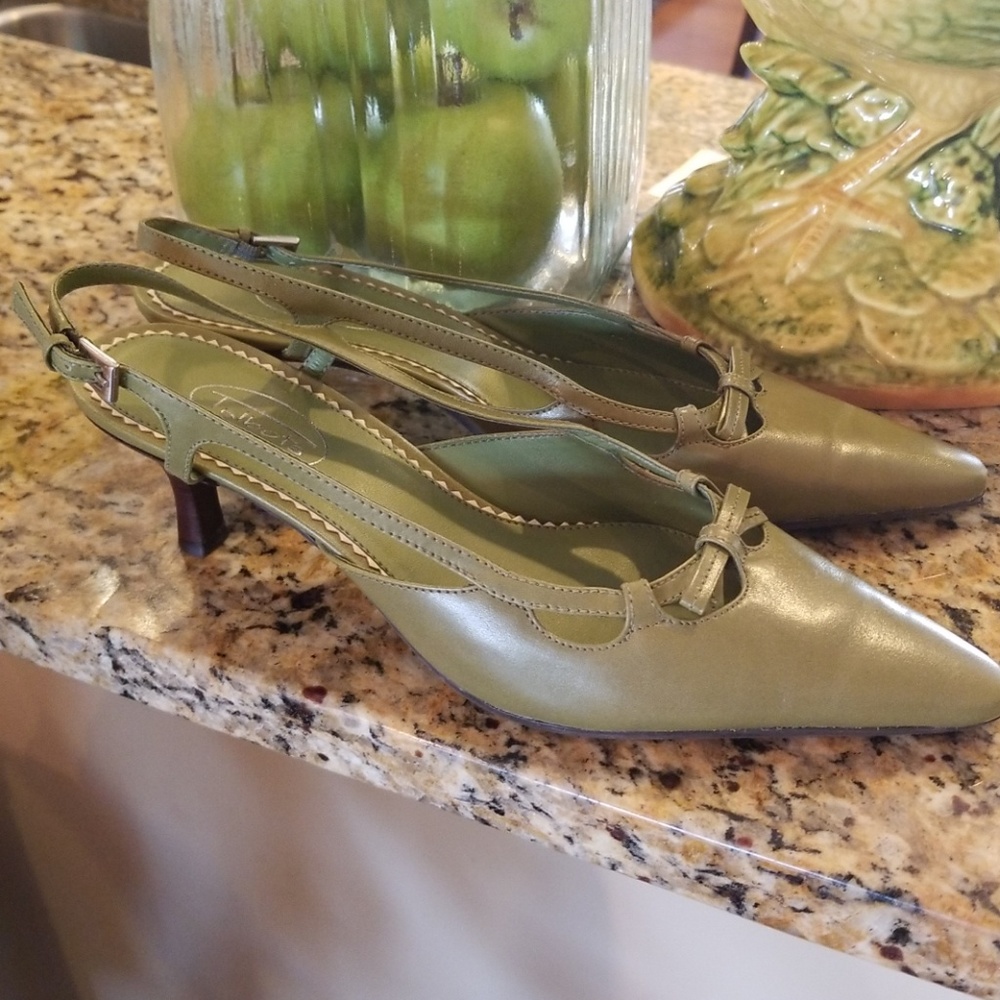 Talbots pointy toed heels Size 8